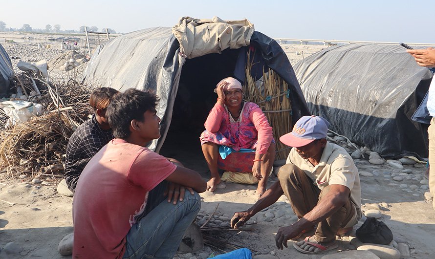 परिवार पाल्न नौ महिना बगरमा बास