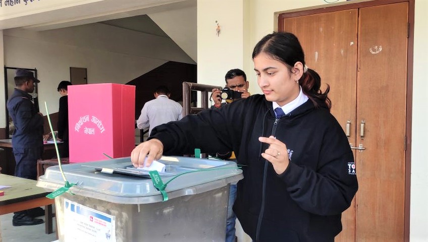 दोलखाका १० मतदान केन्द्रमा विहानै देखि मतदान सुरु