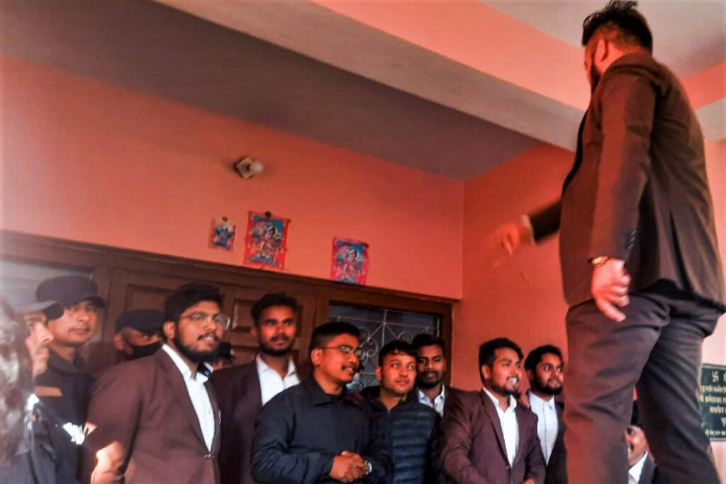 उपकुलपतिको आवासमा तोडफोड