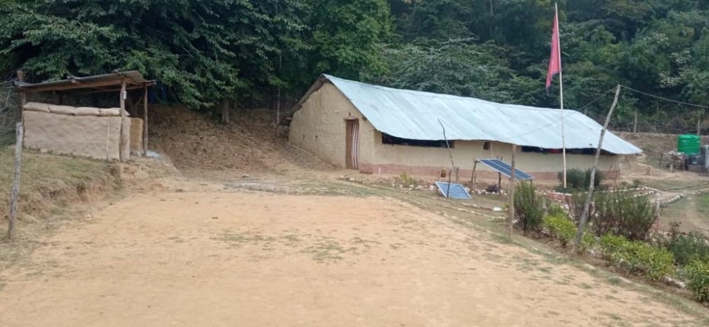 असुरक्षित संरचनामा सुरक्षाकर्मी image