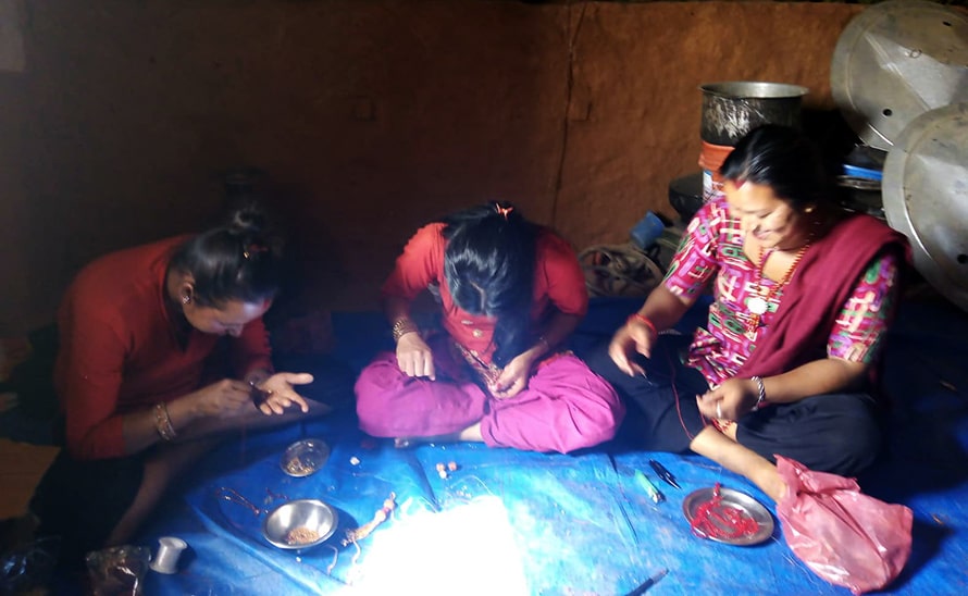 महिलालाई क्रिस्टलको गहना बनाउने तालिम image