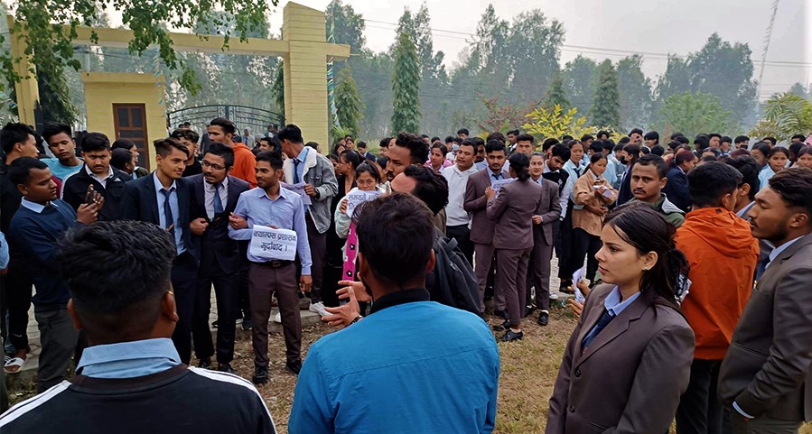 स्ववियु निर्वाचन स्थगित गर्ने निर्णय गरेपछि विद्यार्थीहरु आन्दोलित