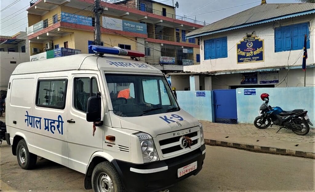प्रहरीको भ्यानबाट थुनुवा फरार