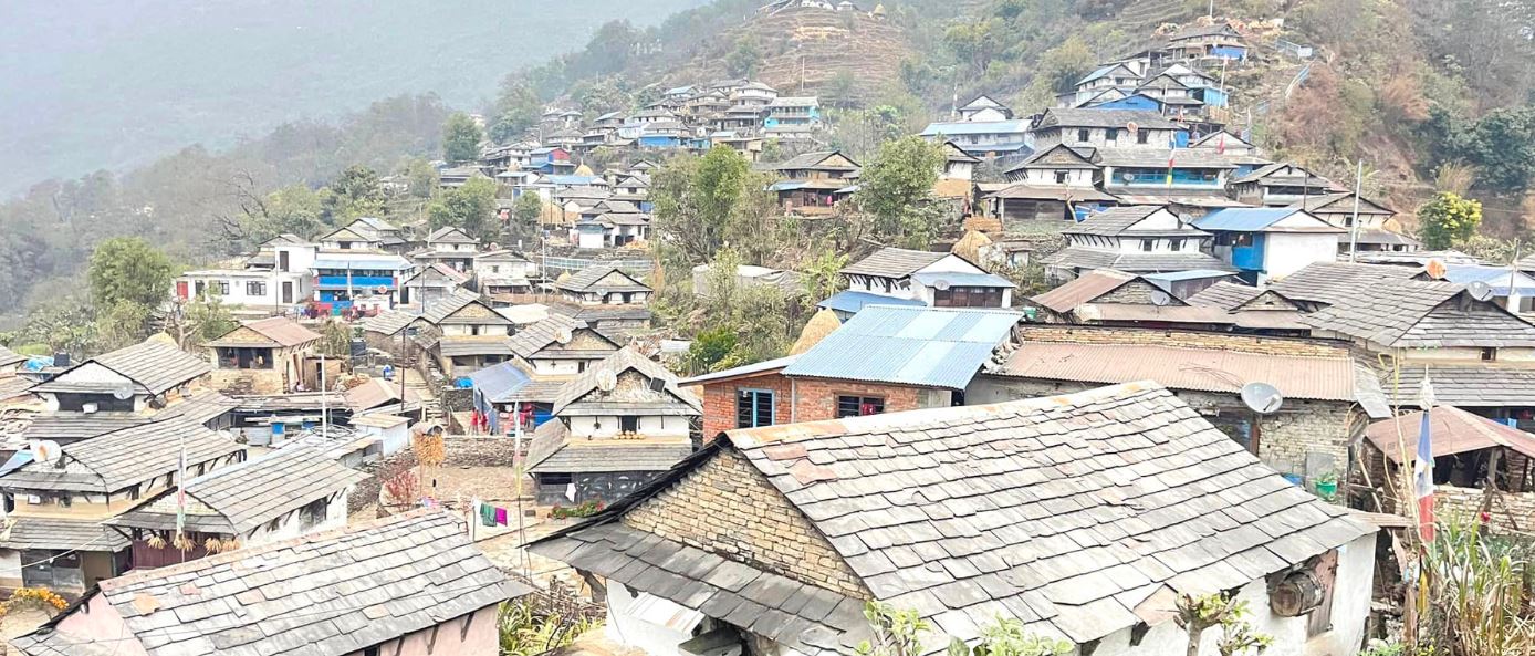 इतिहास बन्दै पसगाउँमा ढुङ्गाको छानो image