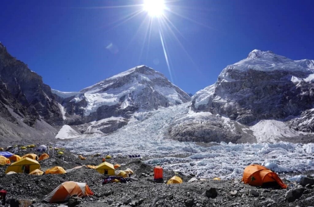 सेना हिमालबाट ३५ हजार किलो फोहर सङ्कलन गर्दै