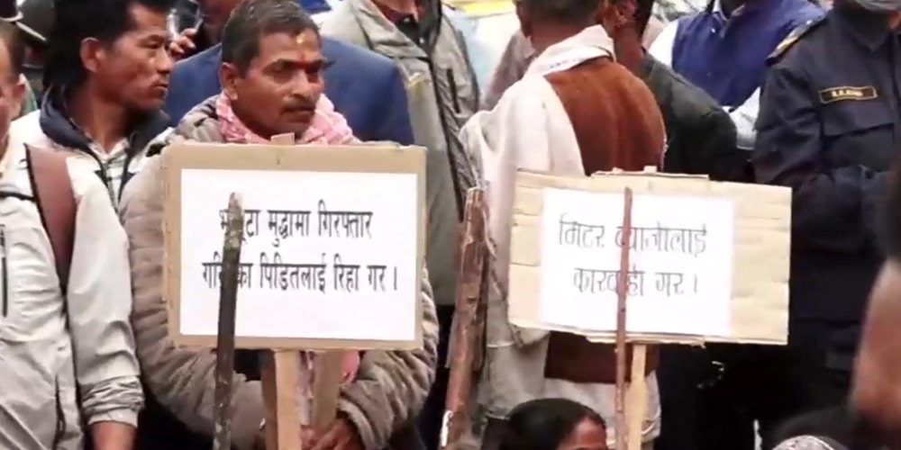 सडकमा रात बिताएका मिटरब्याजी पीडितहरुको बिहानैदेखि विरोध प्रदर्शन