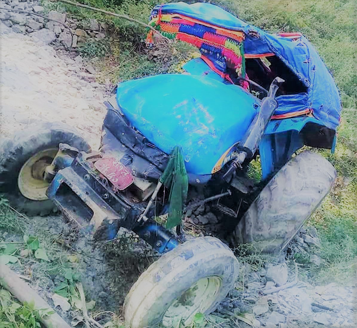 विद्यार्थी बोकेको ट्याक्टर दुर्घटना हुदा अछाममा एक जनाको मृत्यु, चार जना घाइते image