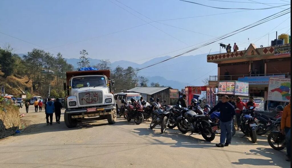 बन्दकर्ताले पारे सडकमा बिहानैदेखि यातायात ठप्प