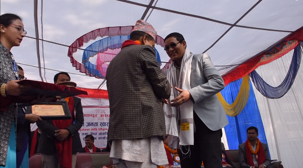 भक्तपुर अस्पतालको मुख्यमन्त्री जनता स्वास्थ्य कार्यक्रममा कैलाश खबरकर्मी सम्मानित