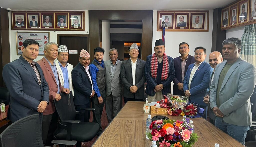 विषयगत मन्त्रालयका मन्त्रीलाई भेटेर जग्गा तथा आवास विकास महासंघले बुझायो ध्यानाकर्षण पत्र