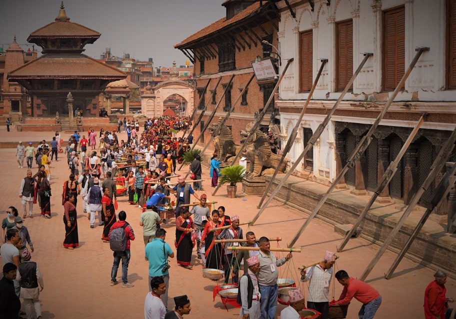 देवतालाई सगुन चढाउदै भक्तपुरबासी image