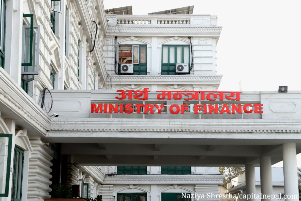 स्रोतको चापले सरकार खर्च कटौती गर्ने तयारीमा