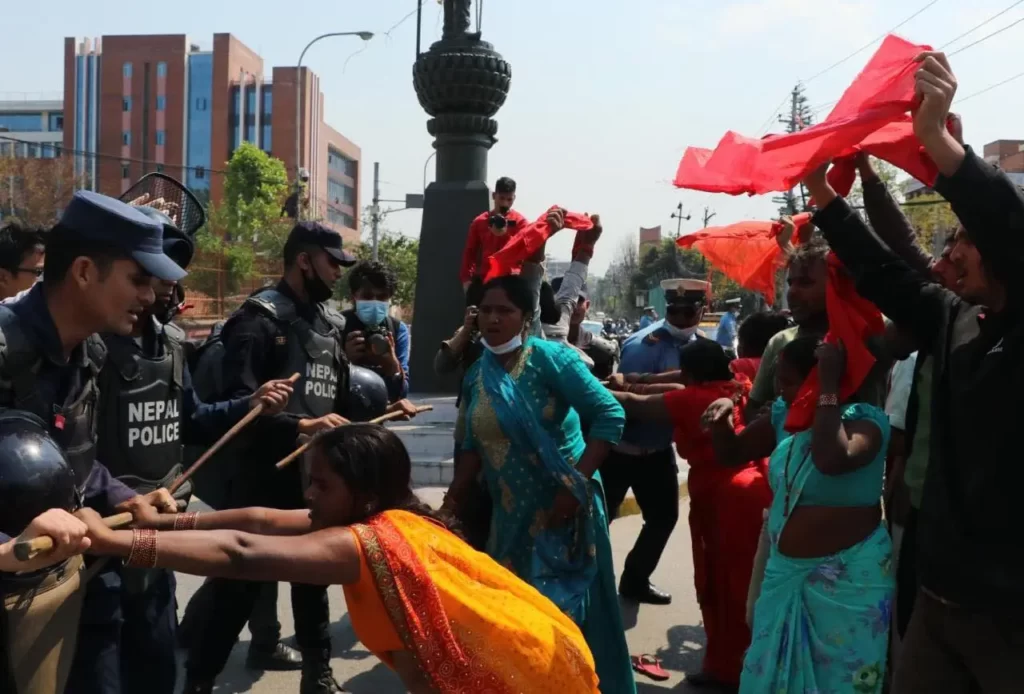 मिटरब्याज पीडित र प्रहरीबीच झडप