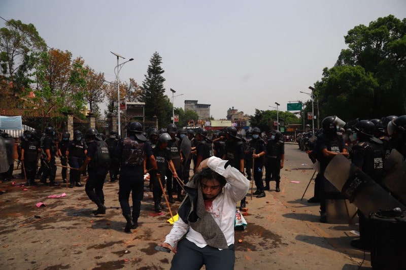 पीडितमाथि प्रहरीको लाठीचार्ज, १२ जना घाइते, ३५ पक्राउ