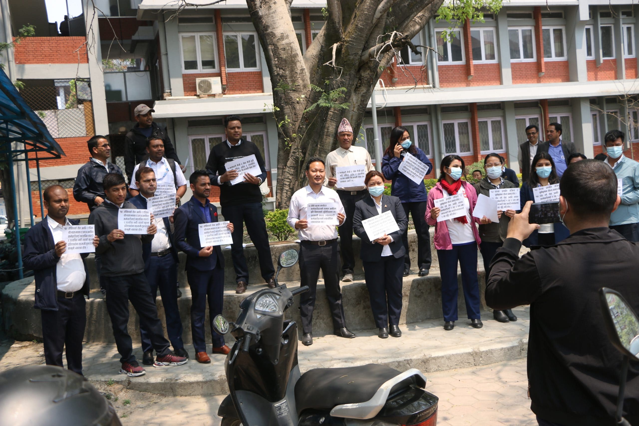 विभिन्न निजामती कर्मचारी सङ्गठनहरूको आन्दोलन स्थगित image