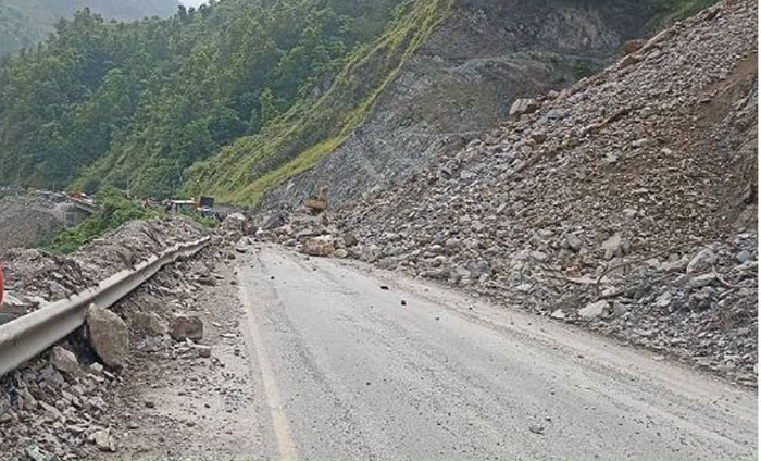 नम्बर पुलमा माथिबाट सुख्खा पहिरो खसेपछि नारायणगढ–मुग्लिन सडक खण्ड अवरुद्ध