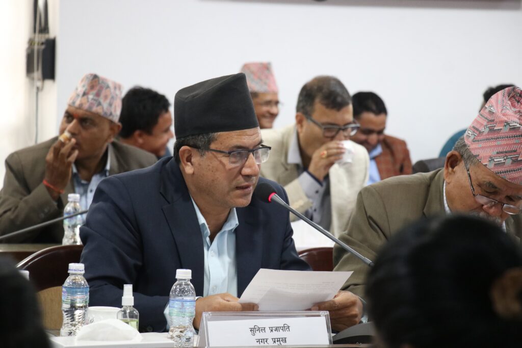 प्रधानमन्त्री प्रचण्डलाई मेयर सुनिल प्रजापतिले भने “जथाभावी नगर घोषणाको परिणाम फोहोरमैला व्यवस्थापनको चुनौती हो”