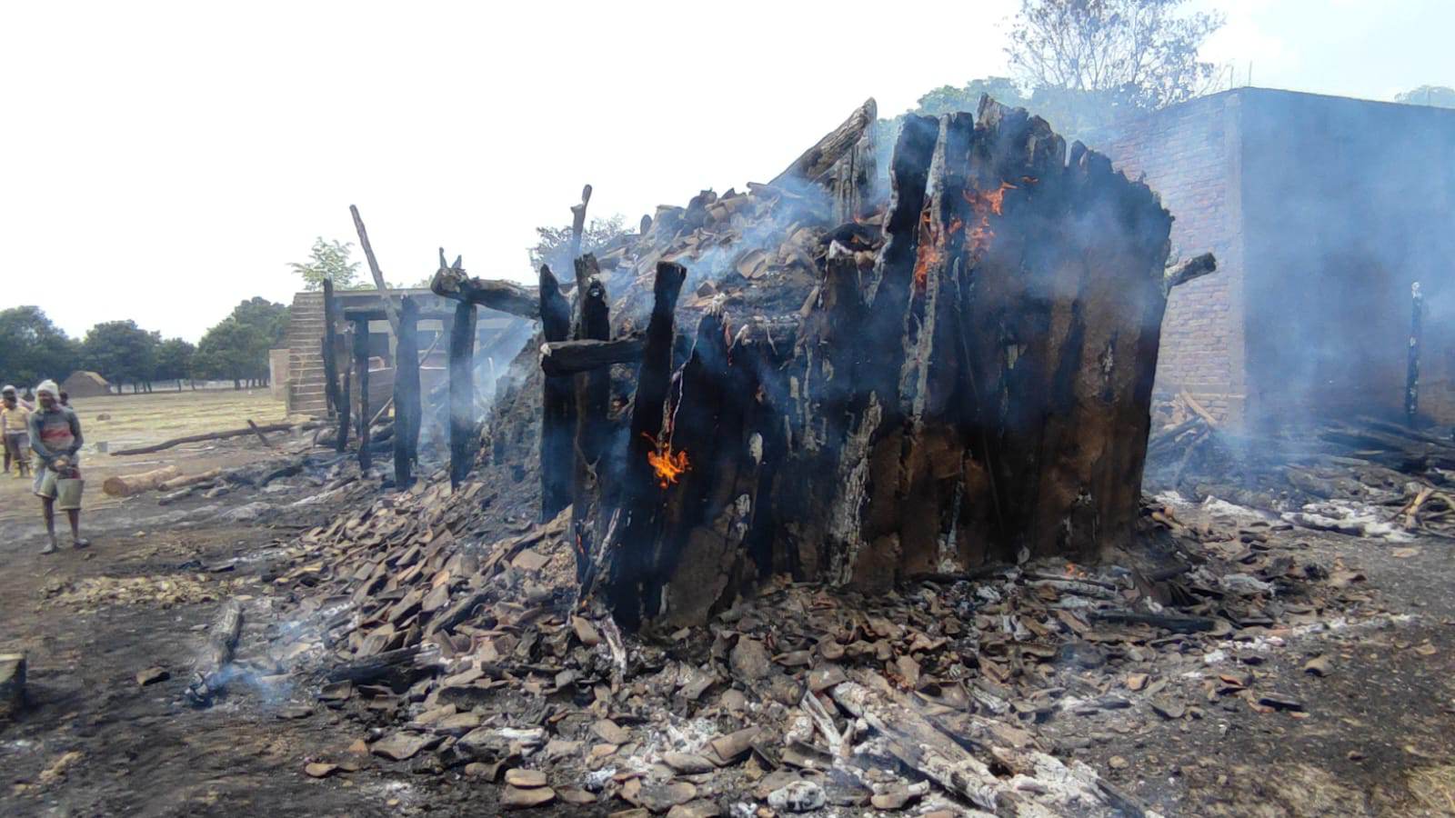 बाँकेको नरैनापुरमा आगलागीबाट ११ घरगोठ जलेर नष्ट, १७ लाख रुपैयाँभन्दा बढीको क्षति image