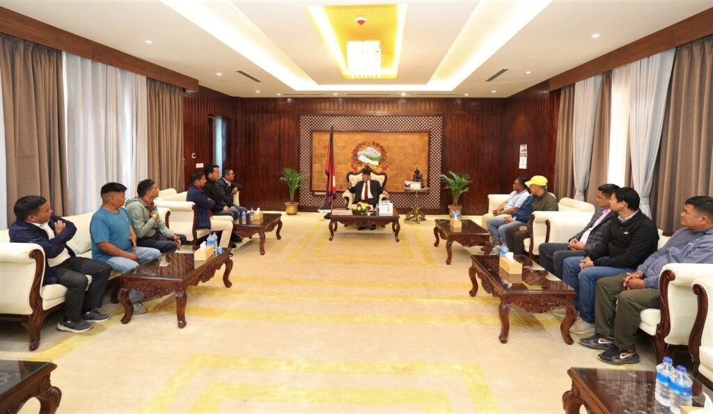 प्रधानमन्त्री प्रचण्डलाई पूर्व जनमुक्ति सेना कमाण्डरको ध्यानाकर्षण