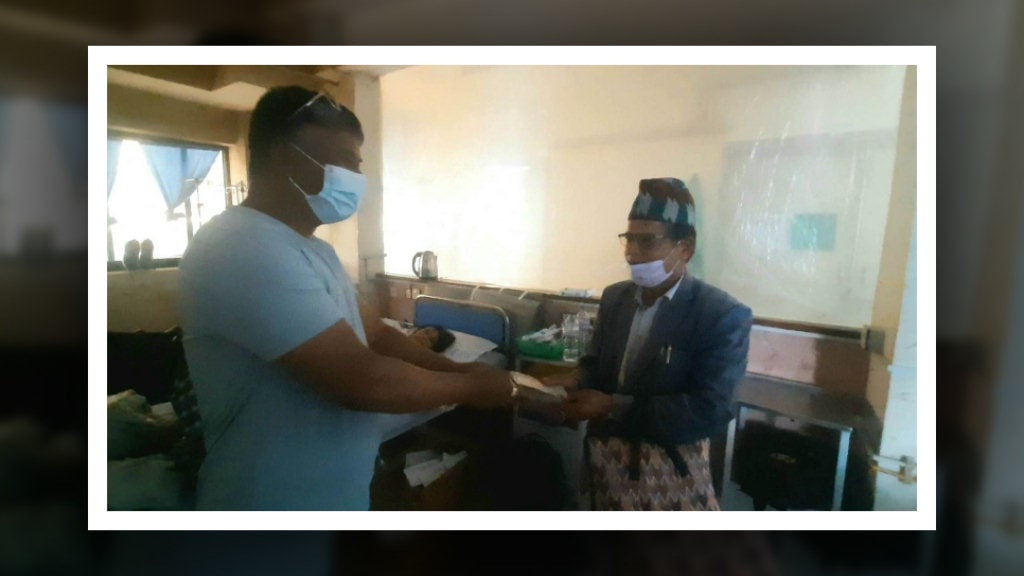 दैलेखको आठबीस नगरपालिकाका आगलागी पीडितलाई आर्थिक सहयोग image