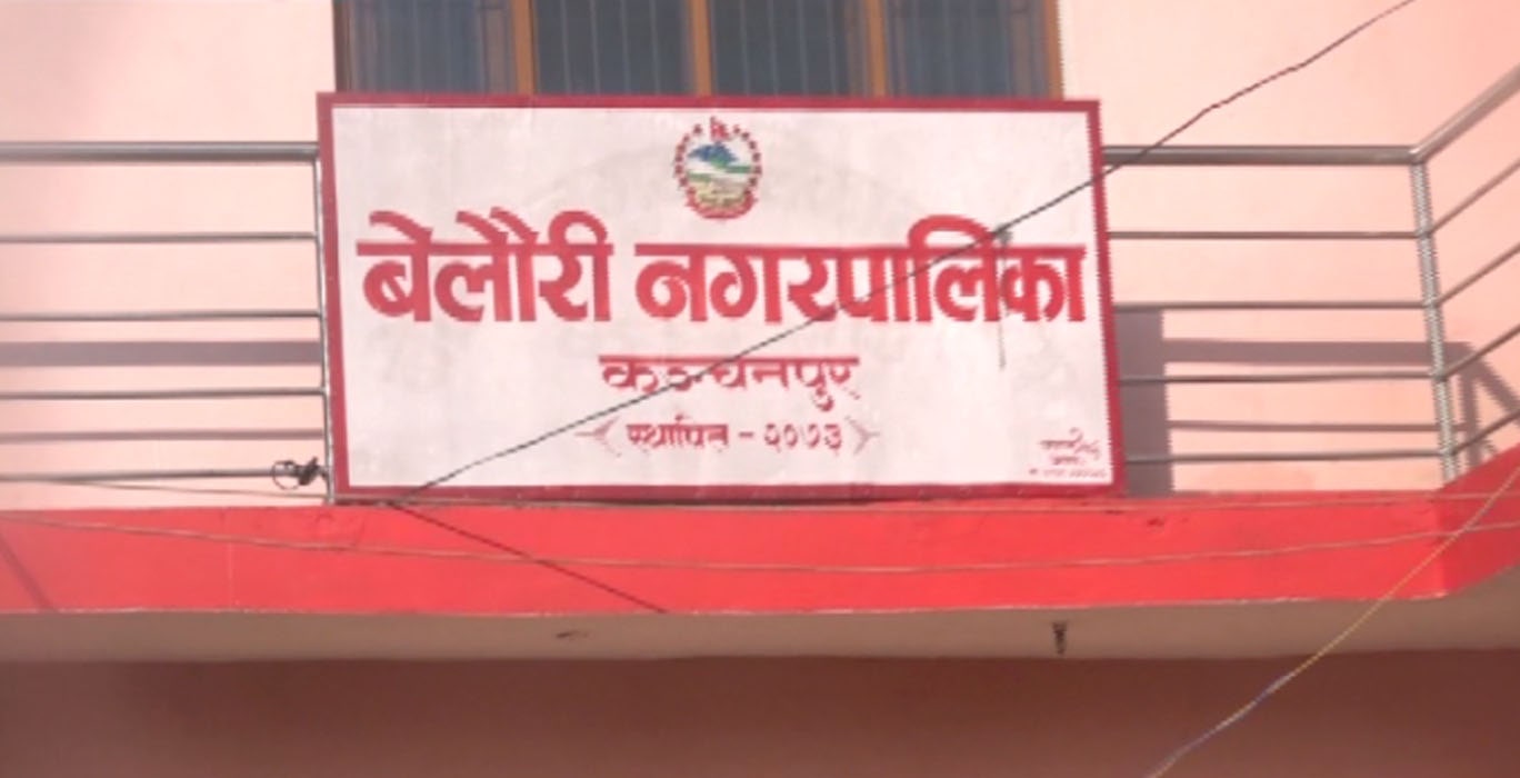 कञ्चनपुरको बेलौरी नगरपालिकामा बाघ लुक्ने झाडी फाँडिँदै image