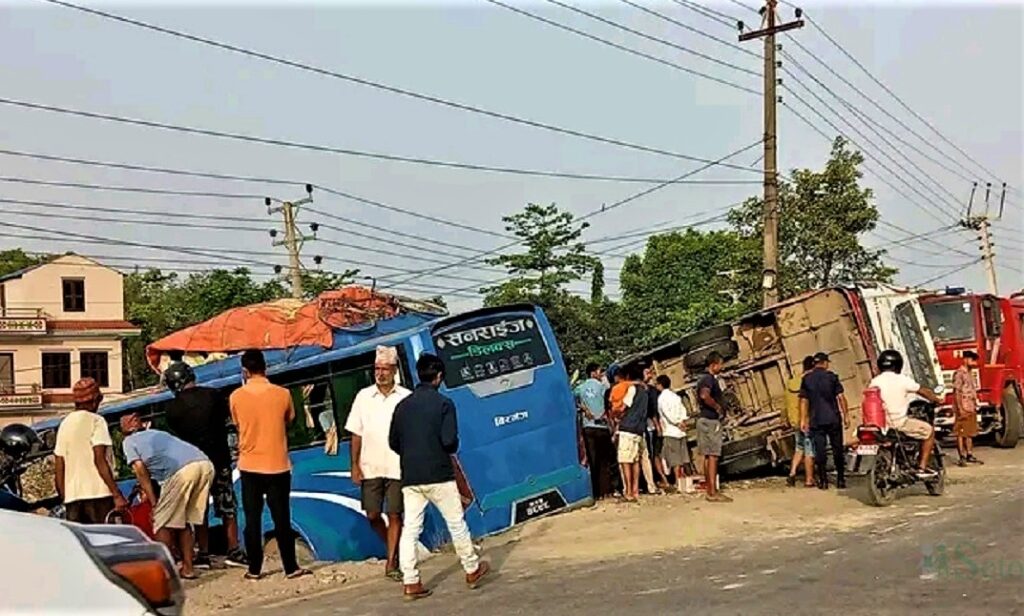 दुई बस आपसमा ठोक्किँदा दाङमा एक जनाको मृत्यु, २९ घाइते