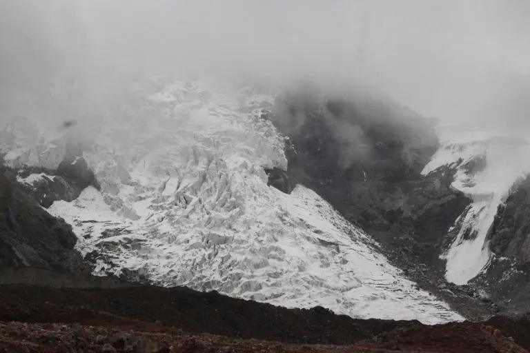 ढुकुरपोखरीमा हिमपहिरो जाँदा जोखिमपूर्ण आवतजावत