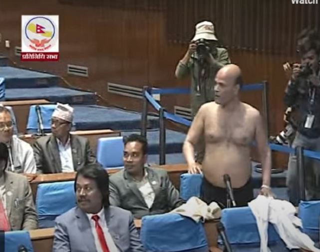 स्वतन्त्र सांसद अमरेश कुमार सिंह संसद बैठमै अर्धनग्न image