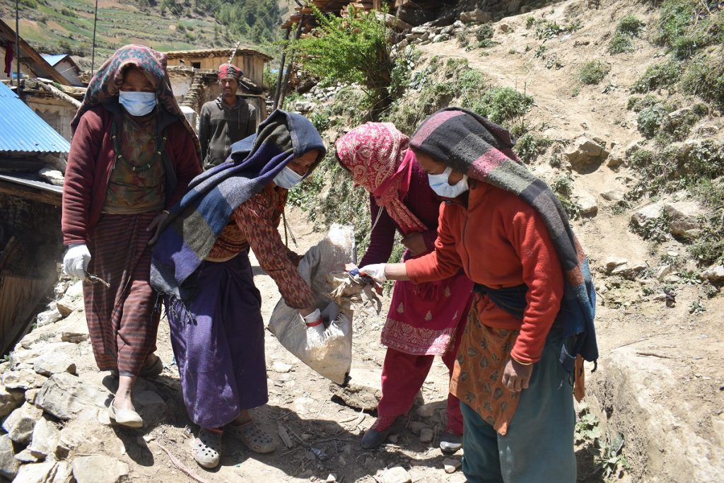 रेडपाण्डा संरक्षणमा सक्रिय जुम्लाका स्थानीय image