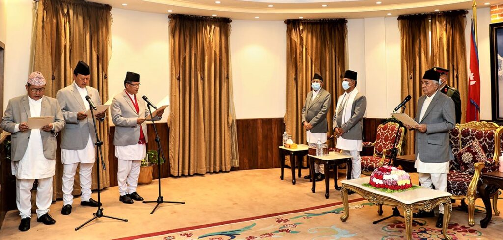 नयाँ मन्त्रीले लिए शपथ