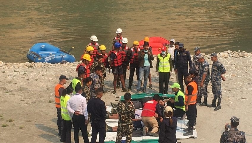 सुरक्षाकर्मीद्वारा सुनकोशी नदीमा उद्धारको पूर्वाभ्यास image