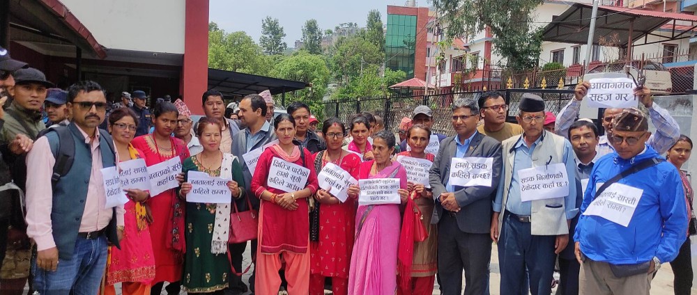 ठेकेदार खोज्दै प्रशासनमा धर्ना image