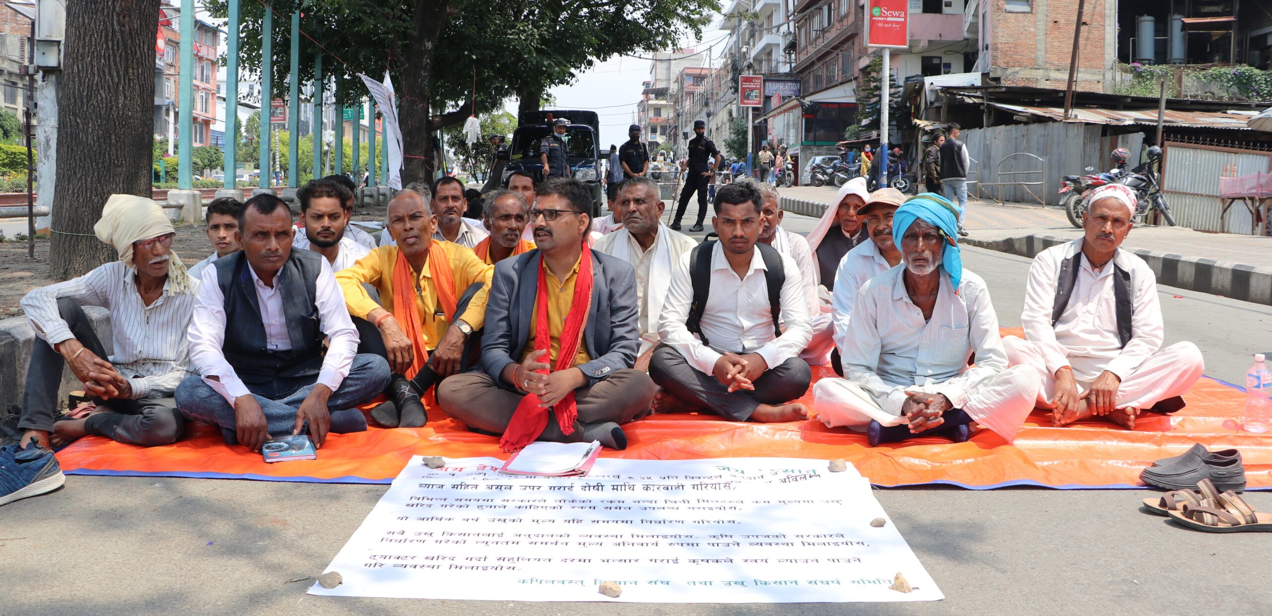 उखुको बक्यौता १२ करोड, माइतीघरमा किसानको धर्ना image