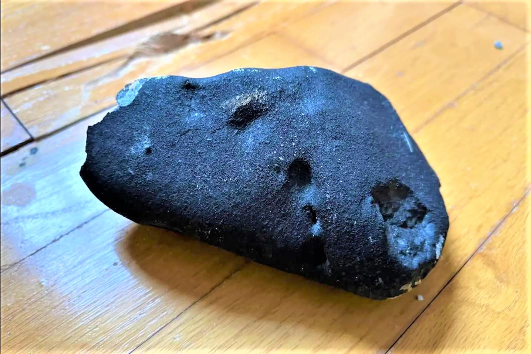 घरको छतमा खस्यो उल्का पिण्ड, भुइँमासमेत क्षति image