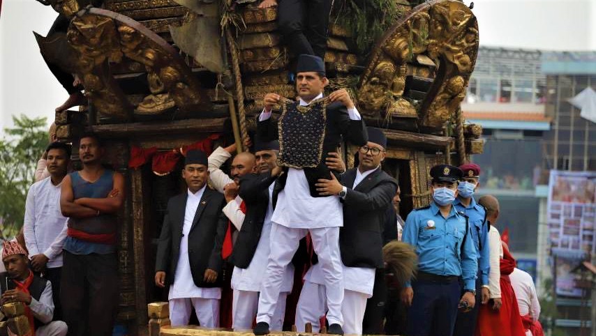 राष्ट्रपति पौडेलद्वारा भोटो जात्रा अवलोकन, प्रसाद ग्रहणसंगै जीवित देवी कुमारीको दर्शन image