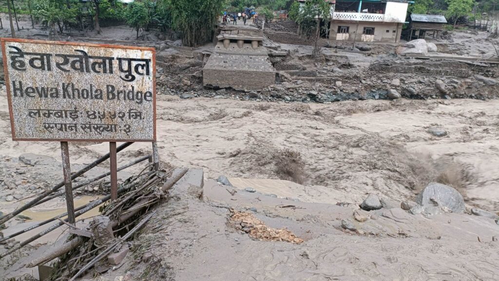 कोशीमा बाढीपहिरो : ज्यान गुमाएका परिवारलाई एक लाख रुपैयाँ राहत