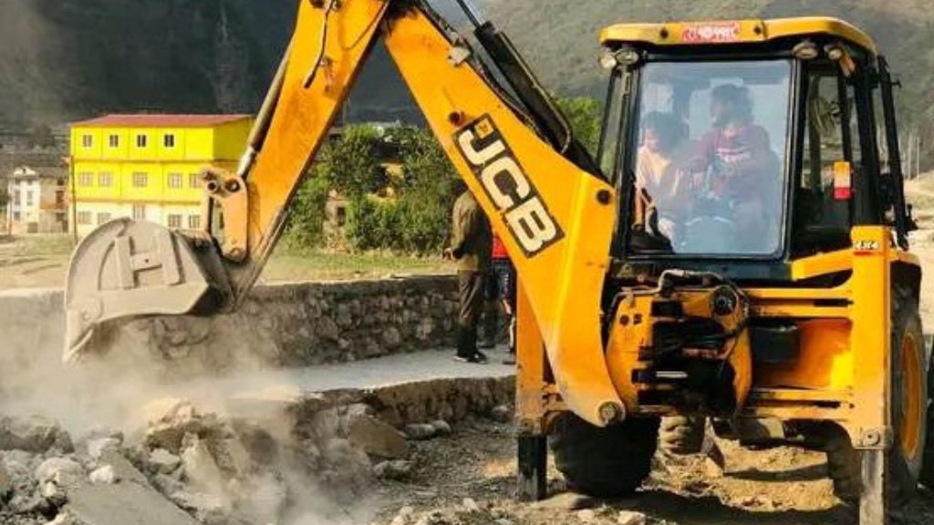 मापदण्ड विपरीत गुणस्तरहीन काम भएपछि सडकमै चल्यो डोजर