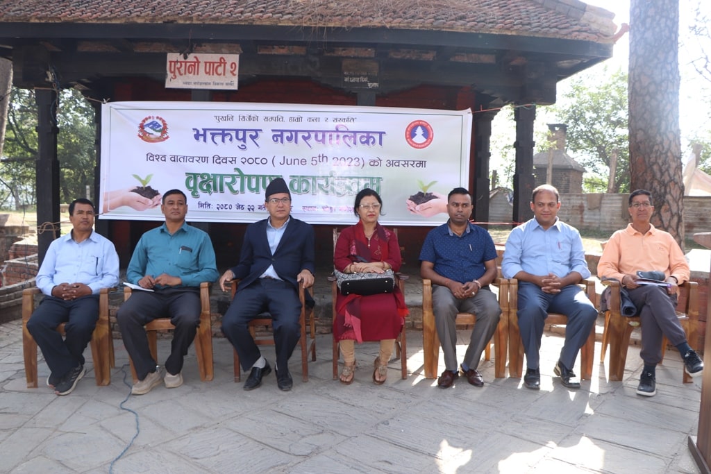 भक्तपुर नगरपालिकाद्वारा विश्व वातावरण दिवसको अवसरमा वृक्षारोपण
