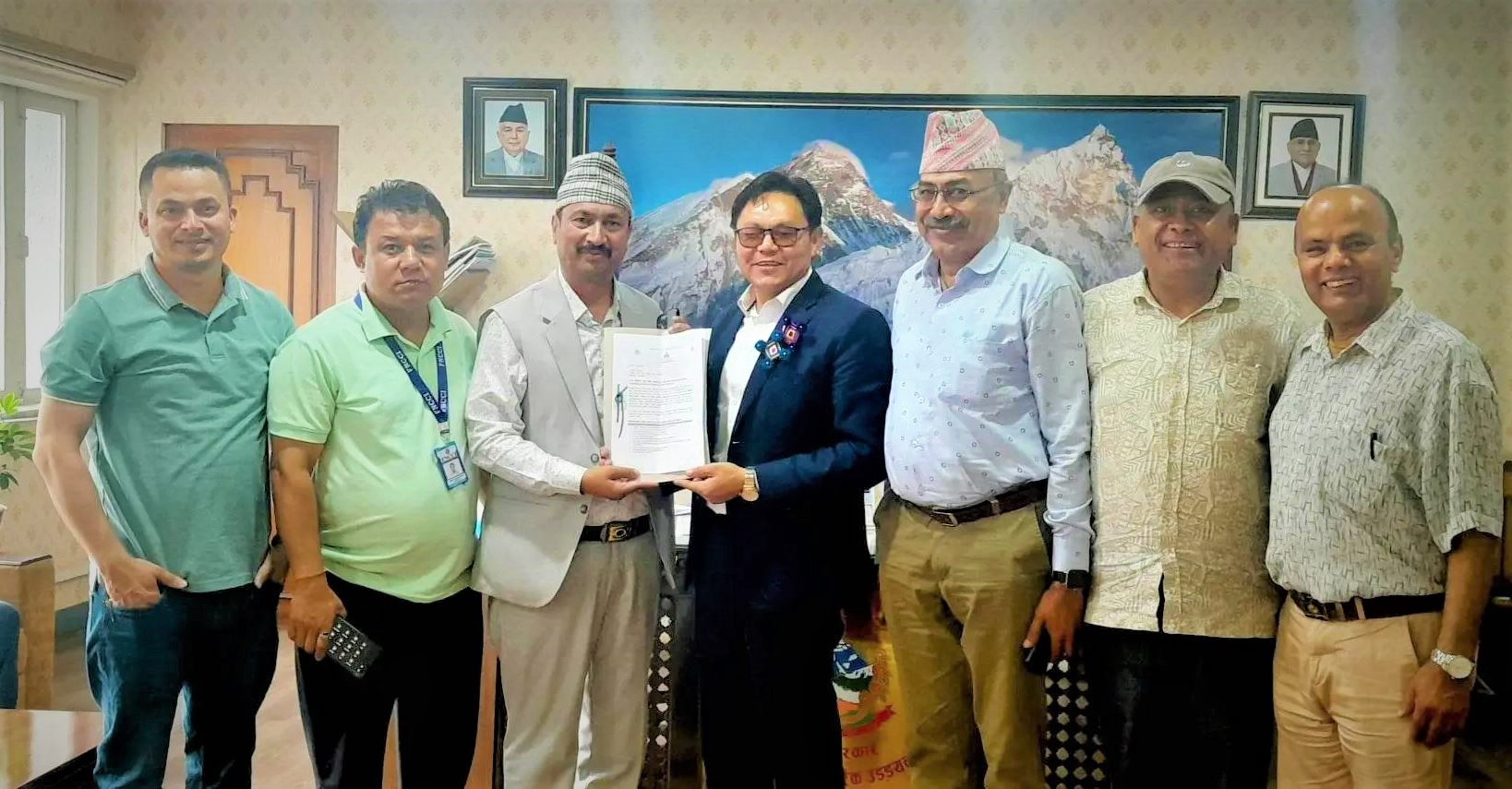 मधेसको पर्यटनको प्रतिवेदन बुझ्दै पर्यटनमन्त्री किराँती image