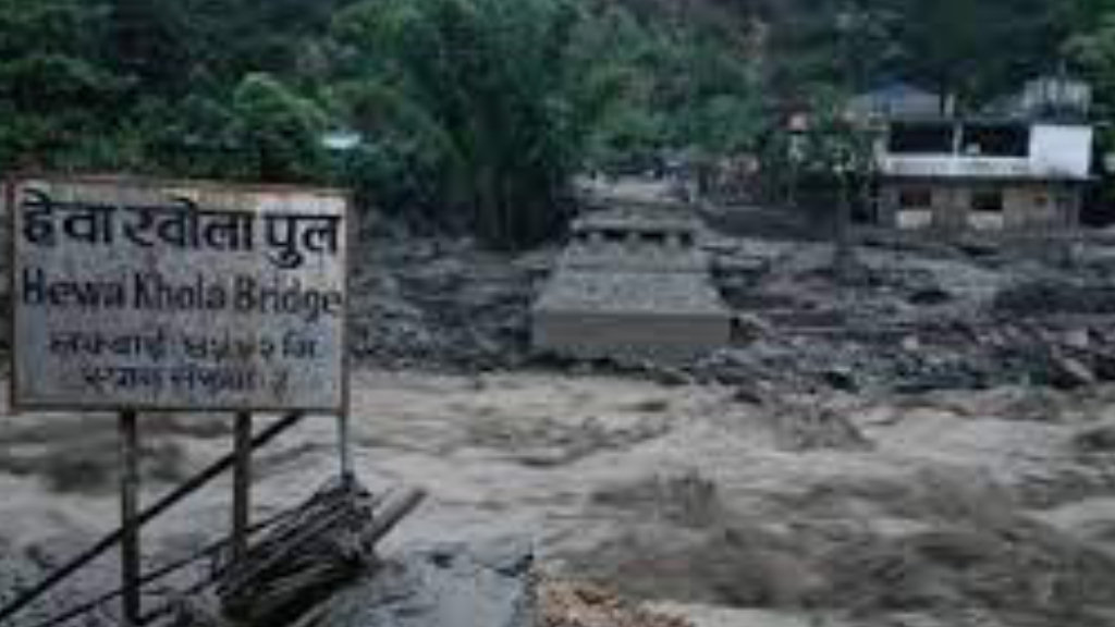 बाढी र पहिरोबाट विस्थापित एक सय बढि परिवारलाई राहत उपलब्ध