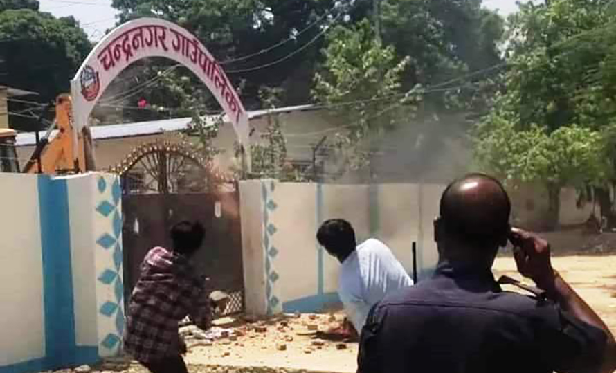 विद्यार्थीले गरे गाउँपालिका कार्यालय तोडफोड image