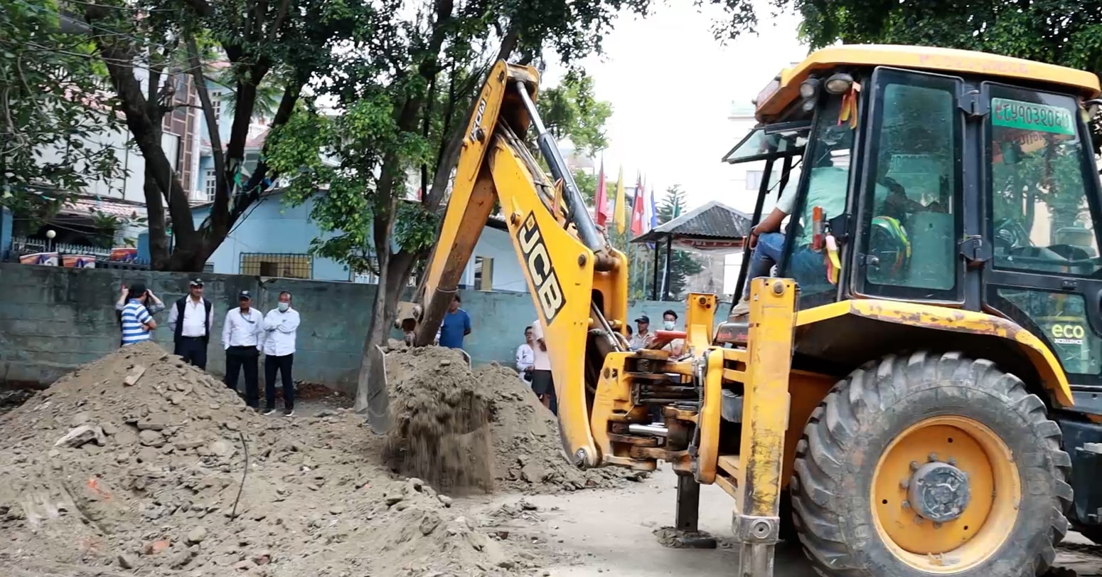 महानगरले सार्वजनिक जग्गामा चलायो डोजर,भयो विवाद image