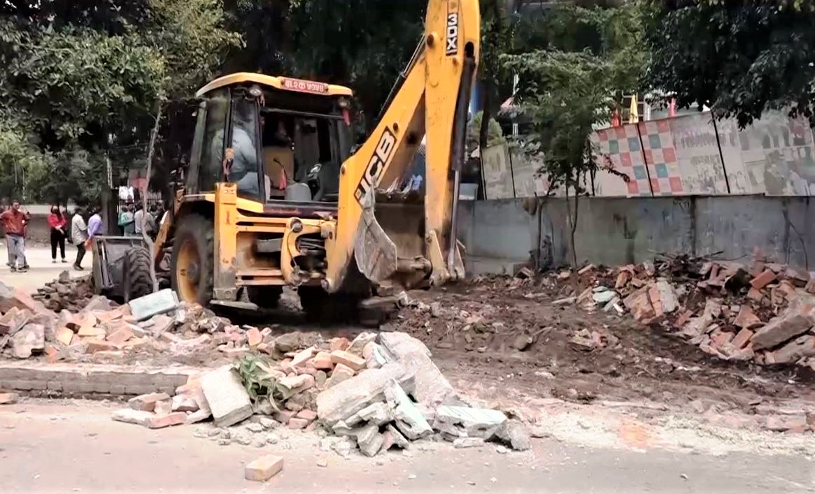 महानगरले चलायो डोजर, होला त सरकारी जग्गा खाली ? image