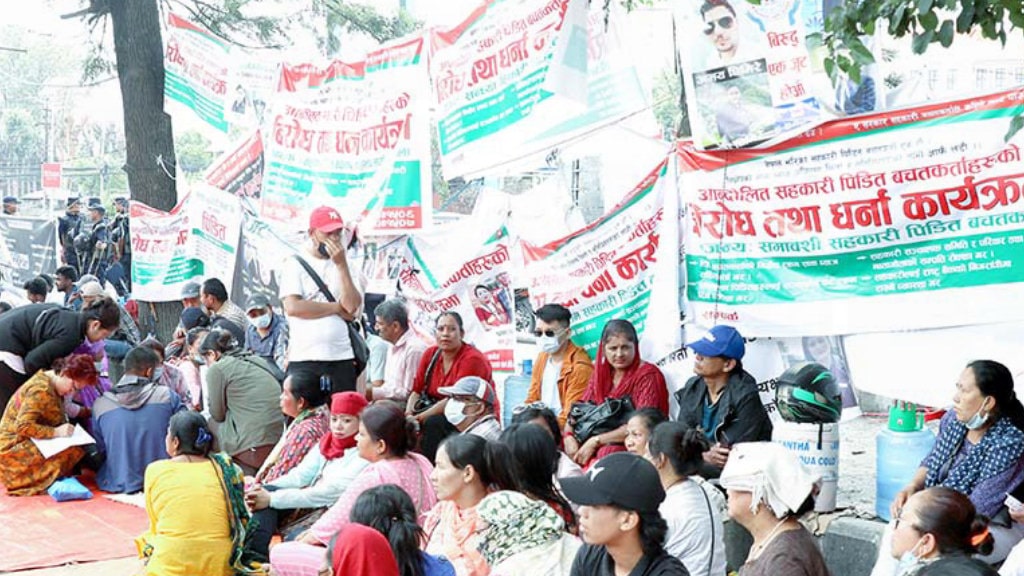 माइतीघरमा देखिन्छन् सहकारीपीडितका दुस्खका पहाड स् कसैका सपना चकनाचुर भए, कसैको परिवार खलबलिँदै image