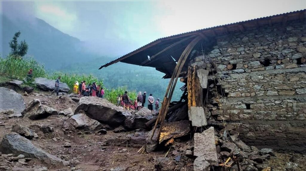पहिरोले ३ घर बगाउँदा ओखलढुंगामा एकै परिवारका ३ जनाको मृत्यु, अन्य बेपत्ता