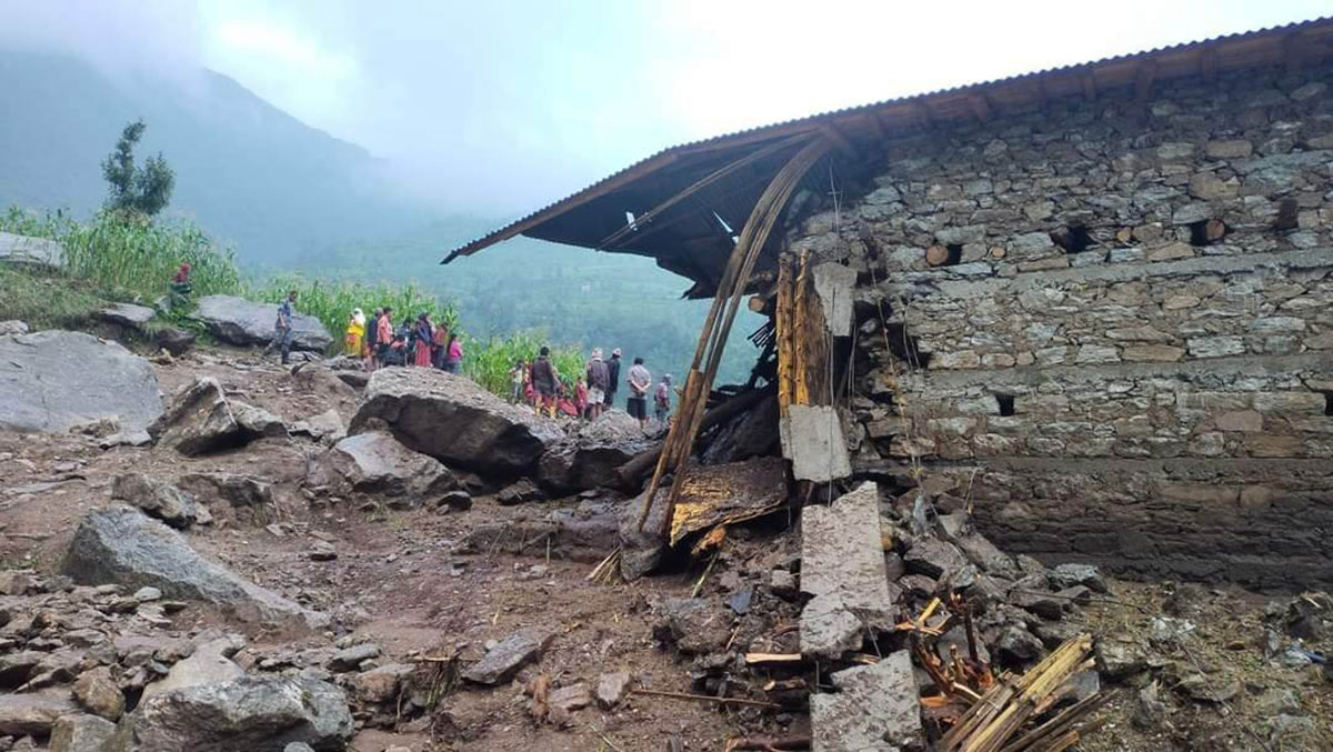 ओखलढुंगामा पहिरोले ३ घर बगायो: एकै परिवारका २ जनाको मृत्यु, २ बेपत्ता image