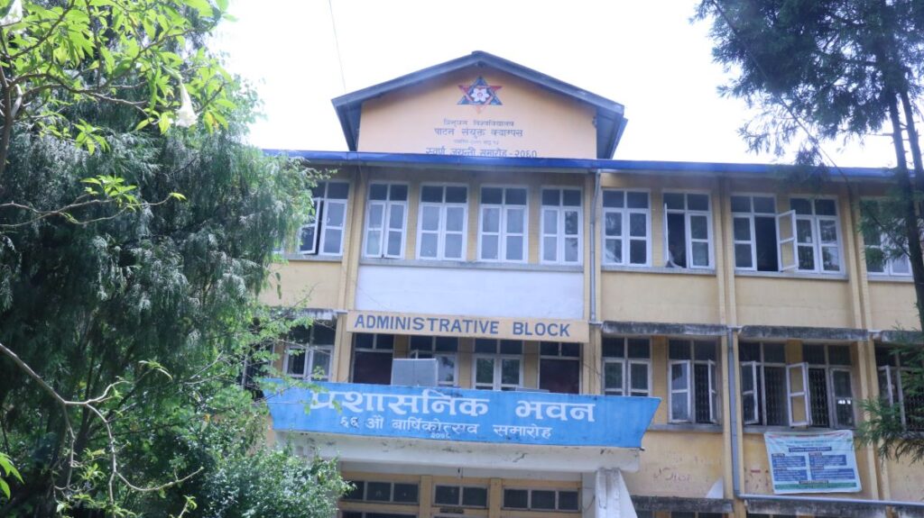 पाटन क्याम्पसमा भूकम्पपछि टाँसिएका रातो स्टिकर अझै हटेन