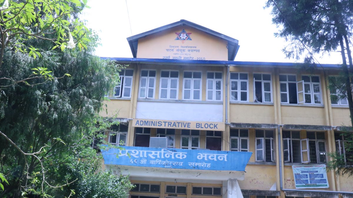 पाटन क्याम्पसमा भूकम्पपछि टाँसिएका रातो स्टिकर अझै हटेन image