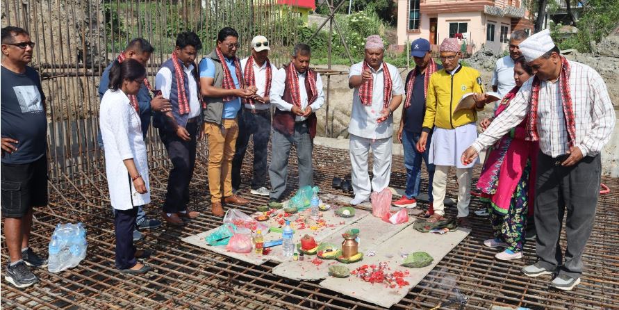 सिरुटार र दधिकोट जोड्ने चरखण्डी पुलको नगर प्रमुुखद्धारा शिलान्यास image