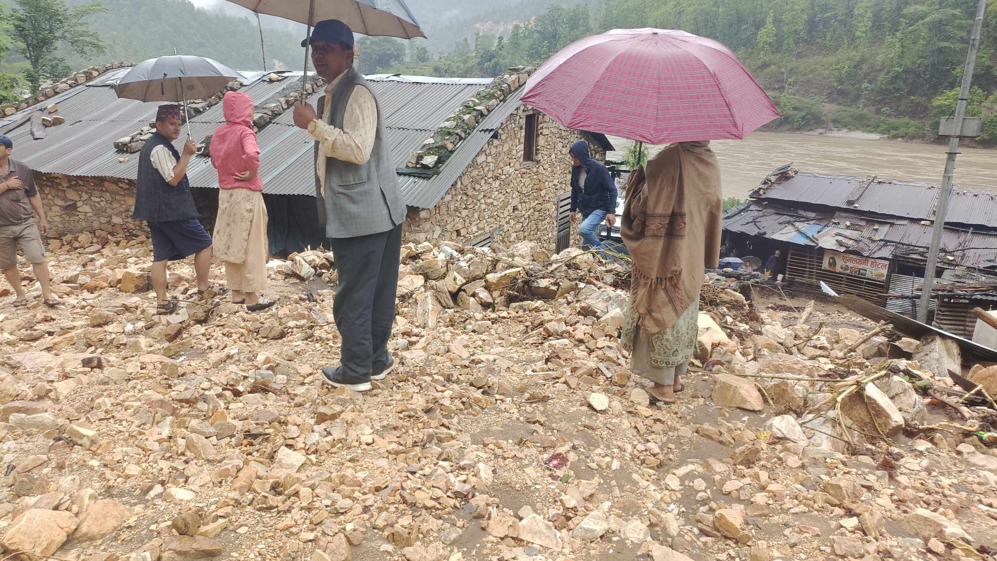 दैलेखका विभिन्न क्षेत्रमा पहिरोकाे वितण्डा, प्रभावित क्षेत्रमा टाेली खटाइयाे image